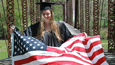 ¡Obtén un título de High School americana con el Dual Diploma! Estudiarás a distancia y a tu ritmo y obtendrás los 4 créditos necesarios para la obtención del título.   